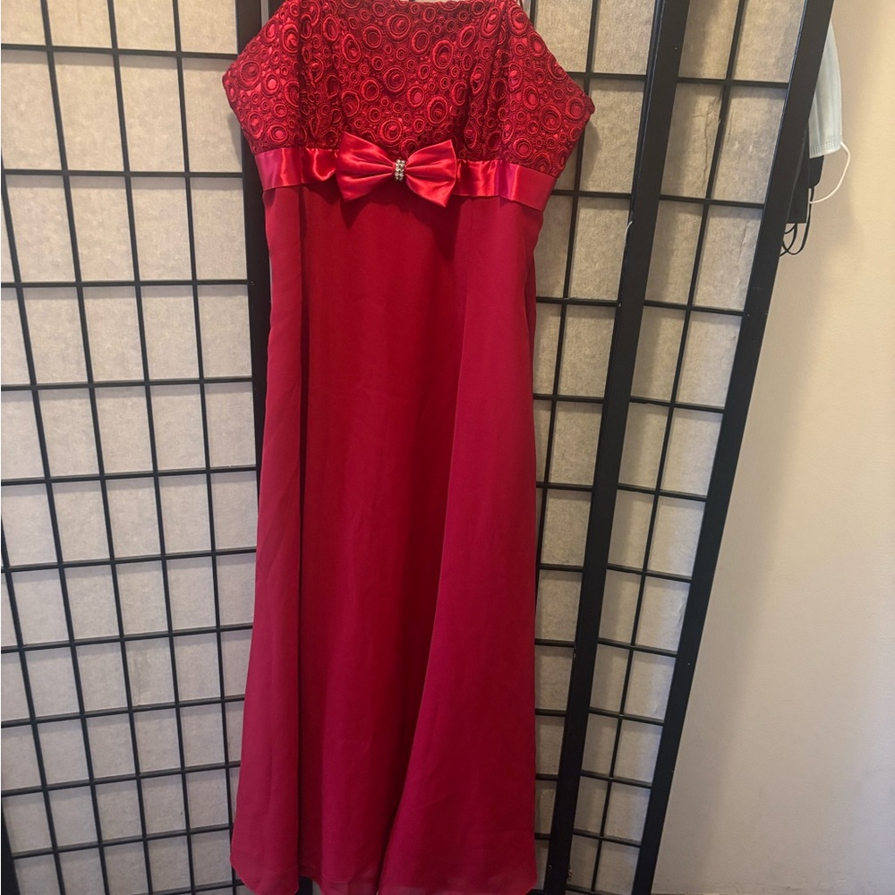 Red Formal Gown
Excellent condition
Probably fits Juniors 3/4 or 5/6